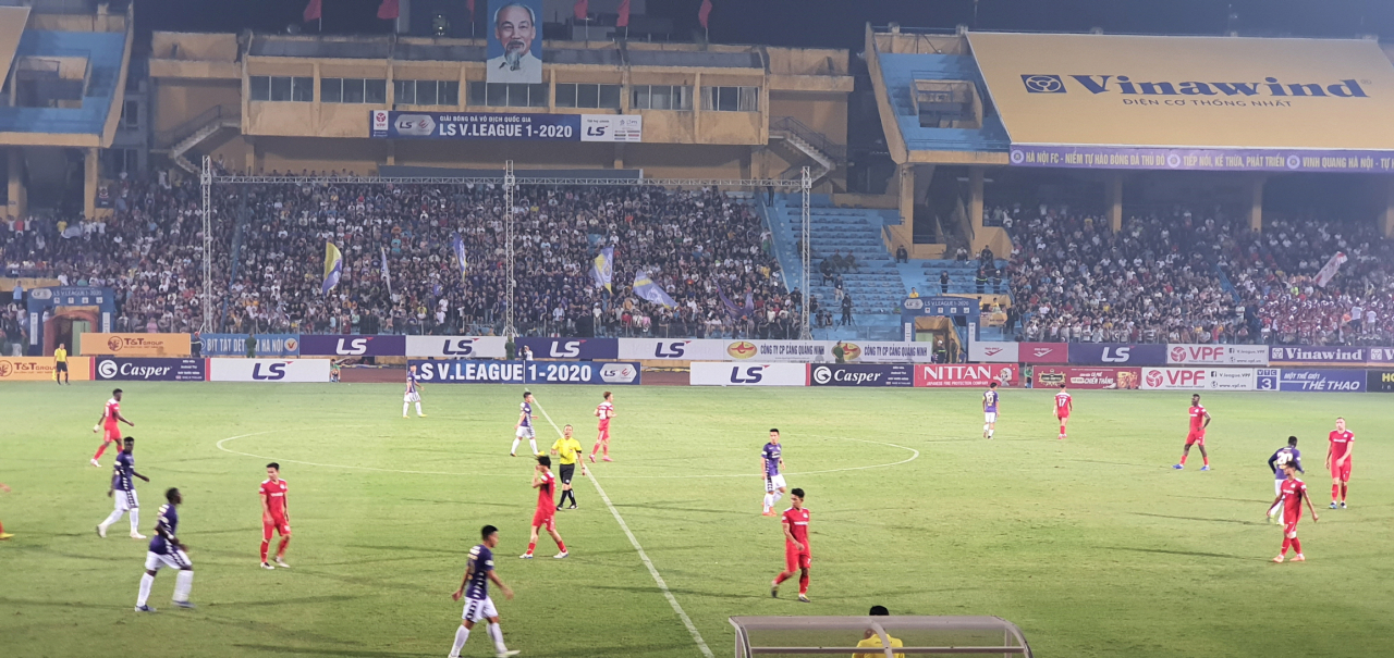 베트남 프로축구 하노이FC(Hanoi FC)와 자라이FC(Gia lai FC)의 경기가 열린 지난 6일 하노이 항더이(Hang Day) 경기장 배너에 LS그룹의 로고가 노출됐다. [LS 제공]