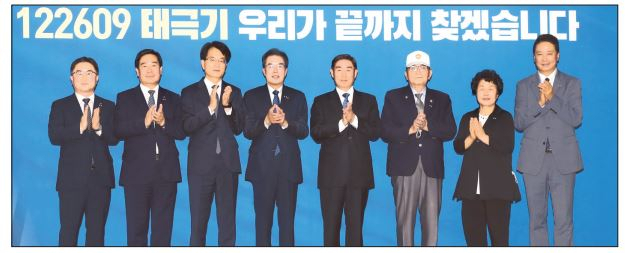 왼쪽부터 NH농협은행 이연호 개인고객부장, 함용문 마케팅부문장, 손병환 은행장, 이성희 농협중앙회장, 김은기 6.25전쟁 70주년 사업추진위원회 공동위원장, 차수정 대한민국 6.25 참전유공자회 부회장, 서금봉 6.25전쟁 참전용사 유족대표, 김주용 6.25전쟁 70주년 사업추진위원회 사업추진기획단장. [농협 제공]
