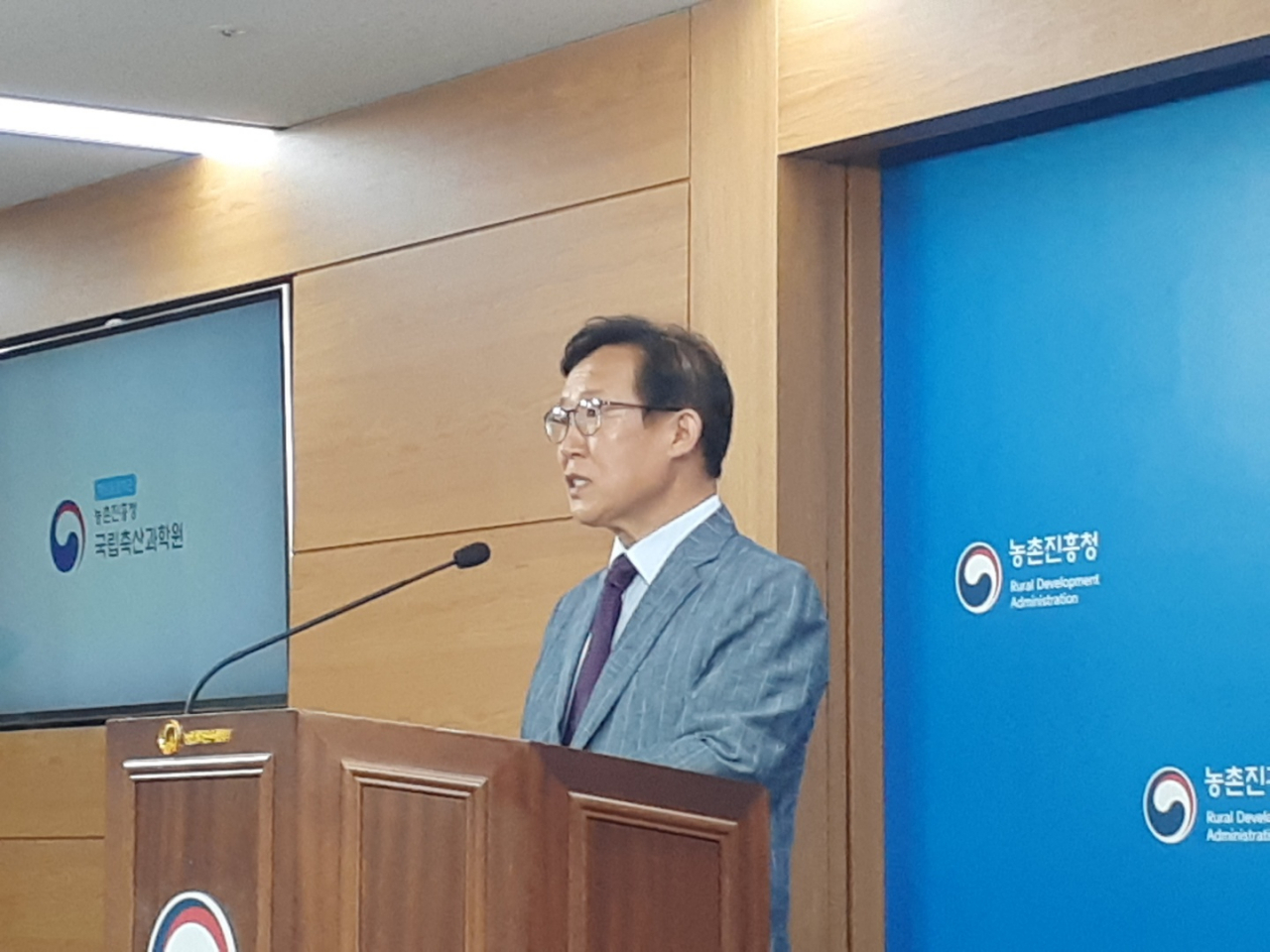 양창범 국립축산과학원장이 10일 정부세종청사 농림축산식품부 기자실에서 'ICT기반 육계 체중 예측 기술 개발'에 대해 브리핑을 하고 있다. [헤럴드 DB]