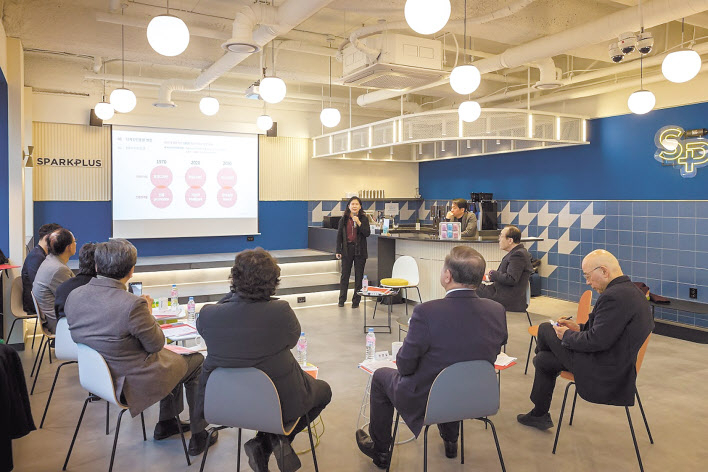 지난 2월 서울 삼성동 강남스타일테크 DKworks에서 개최된 제1회 국가디자인위원회. 윤주현 한국디자인진흥원장이 현안에 대해 발표하고 있다. [디자인진흥원 제공]