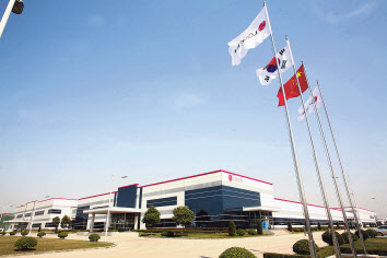 LG화학은 편광판 사업을 중국 업체 산산에 매각하기로 했다. 중국 난징에 위치한 LG화학 편광판 공장. [LG화학 제공]