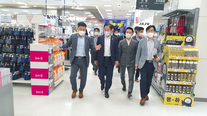 성윤모(앞줄 왼쪽 두번째) 산업통상자원부 장관이 10일 서울 청계천 SSG닷컴 매장형 물류센터를 방문해 SSG닷컴 관계자로부터 비대면·온라인 소비 급증에 대한 업계의 대응 상황을 청취하고 있다. [산업통상자원부 제공]