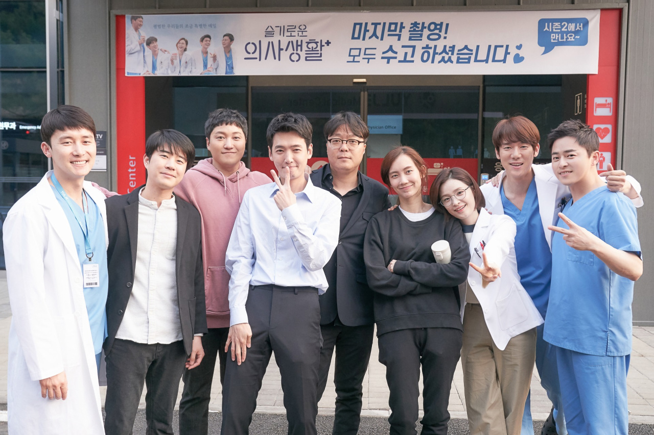 Producer Shin Won-ho (center) of tvN’s “Hospital Playlist” poses with lead actors of the series. (tvN)
