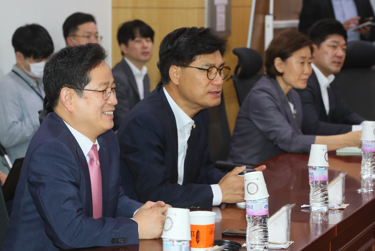 박수영(왼쪽부터), 김영식, 윤주경, 이용 미래통합당 의원 등이 9일 국회 의원회관에서 열린 초심만리 정례 토론회에서 대화하고 있다. [연합]