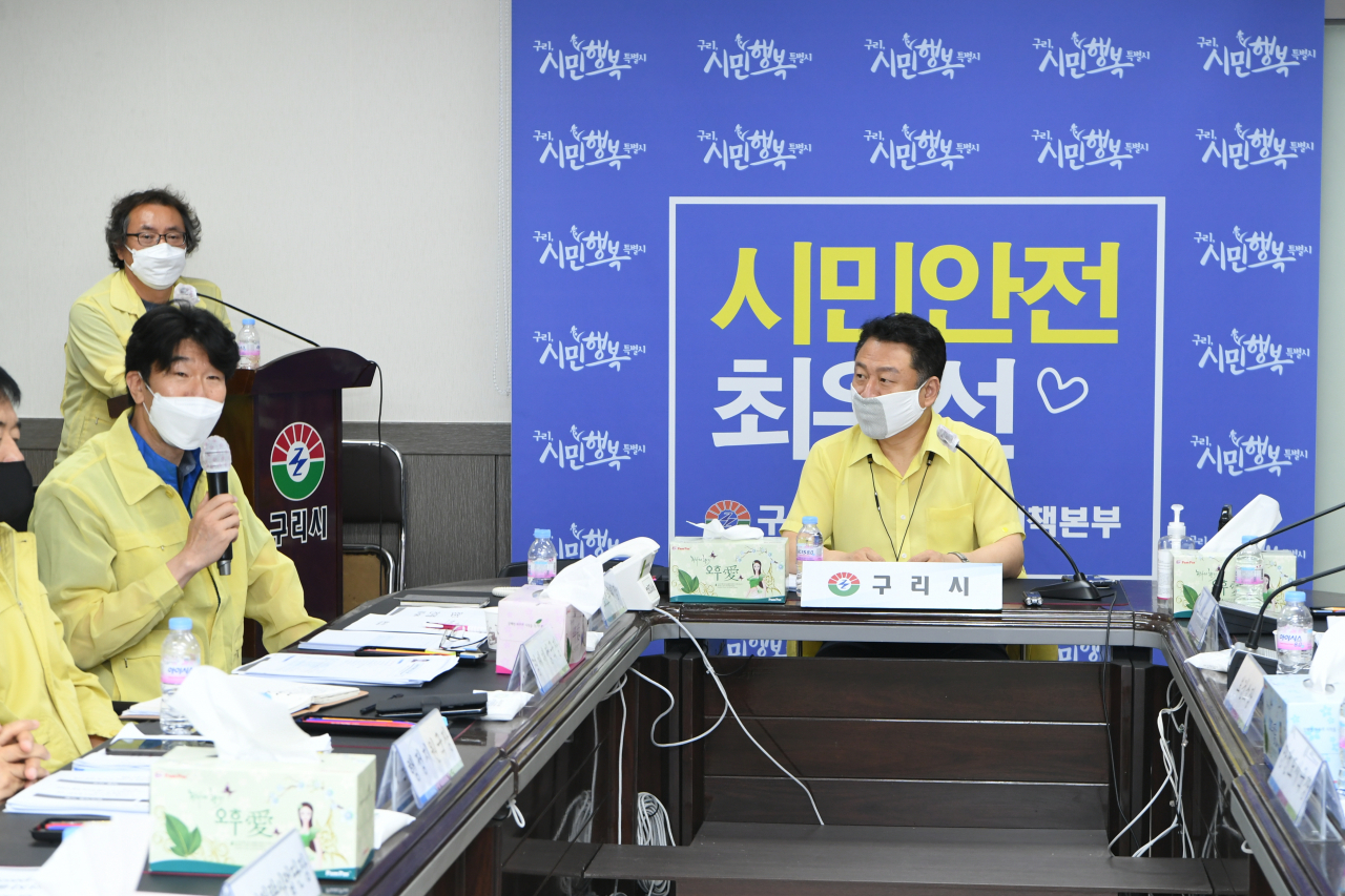 구리시재난안전대책본부회의에 박운평 공무원노조위원장이 참석해 발언하고 있다. [구리시]