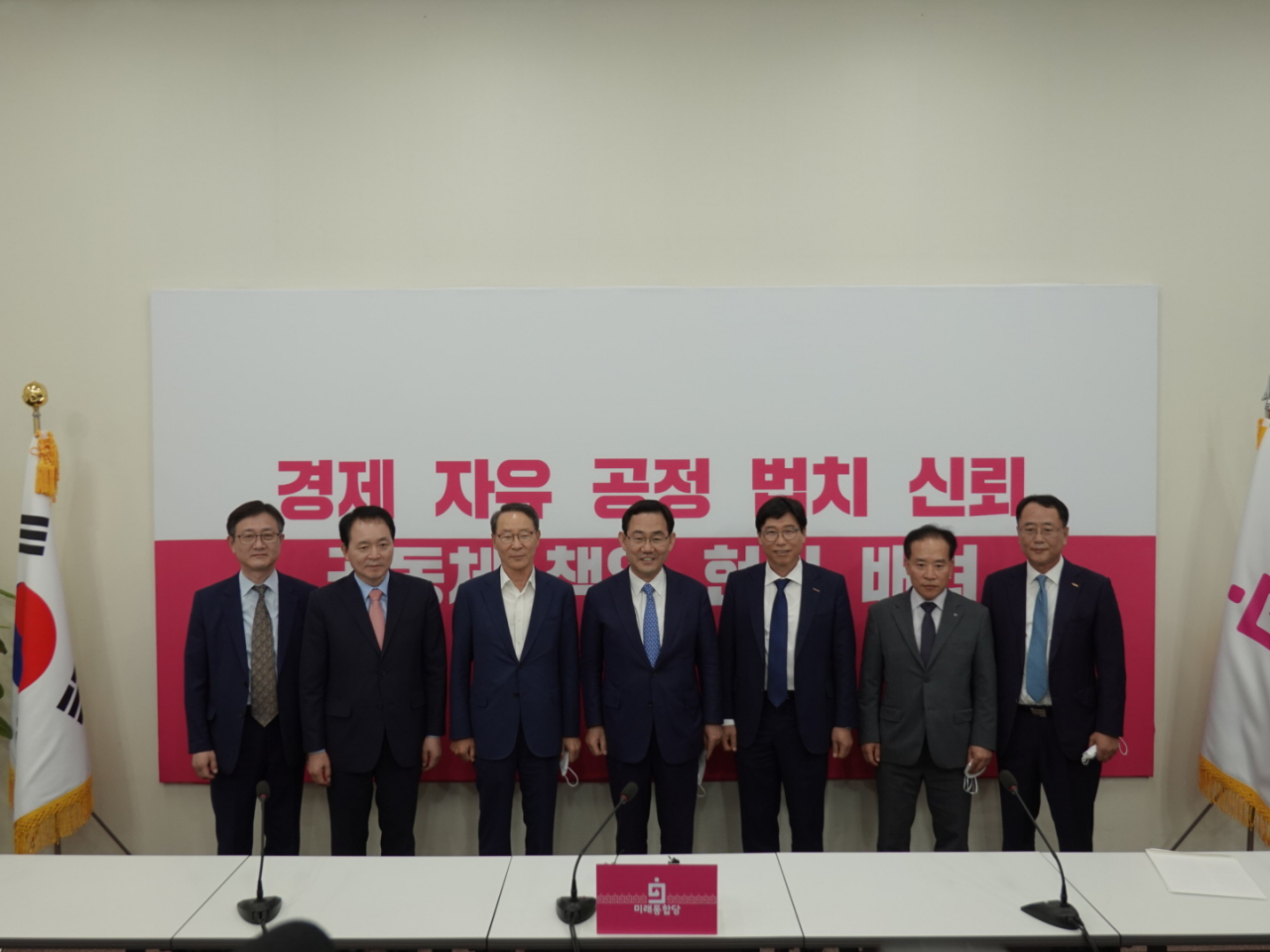 한국상장회사협의회 정구용 회장과 코스닥협회 정재송 회장은 10일 미래통합당 주호영 원내대표를 예방하고 경제위기 극복을 위한 상장회사 주요 현안 및 개선과제 건의서를 전달했다. 왼쪽부터 상장협 정우용 정책부회장, 미래통합당 성일종 의원, 상장협 정구용 회장, 미래통합당 주호영 원내대표, 코스닥협회 정재송 회장, 상장협 이기헌 상근부회장, 코스닥협회 김종선 전무. [한국상장회사협의회 제공]