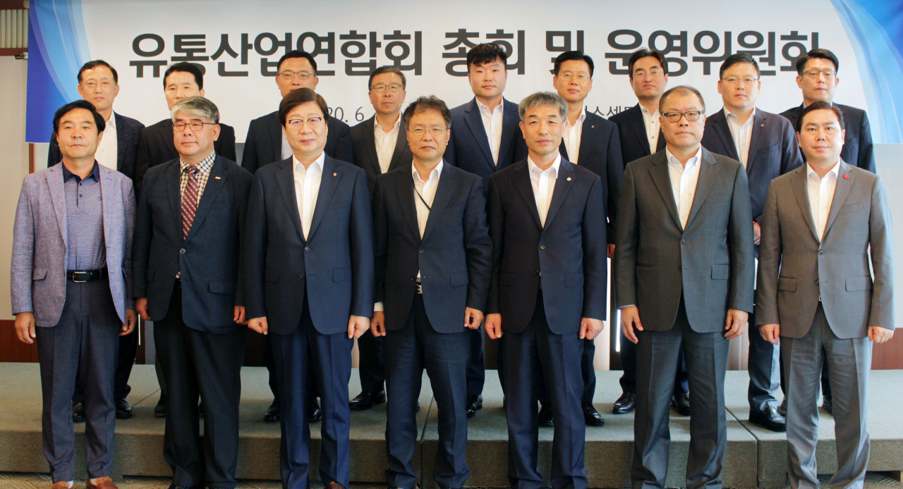 김용래(앞줄 가운데) 산업통상자원부 산업혁신성장실장이 10일 오전 서울 한국프레스센터에서 열린 ‘유통산업연합회’가 총회에서 기념촬영을 하고 있다. [산업통상자원부 제공]