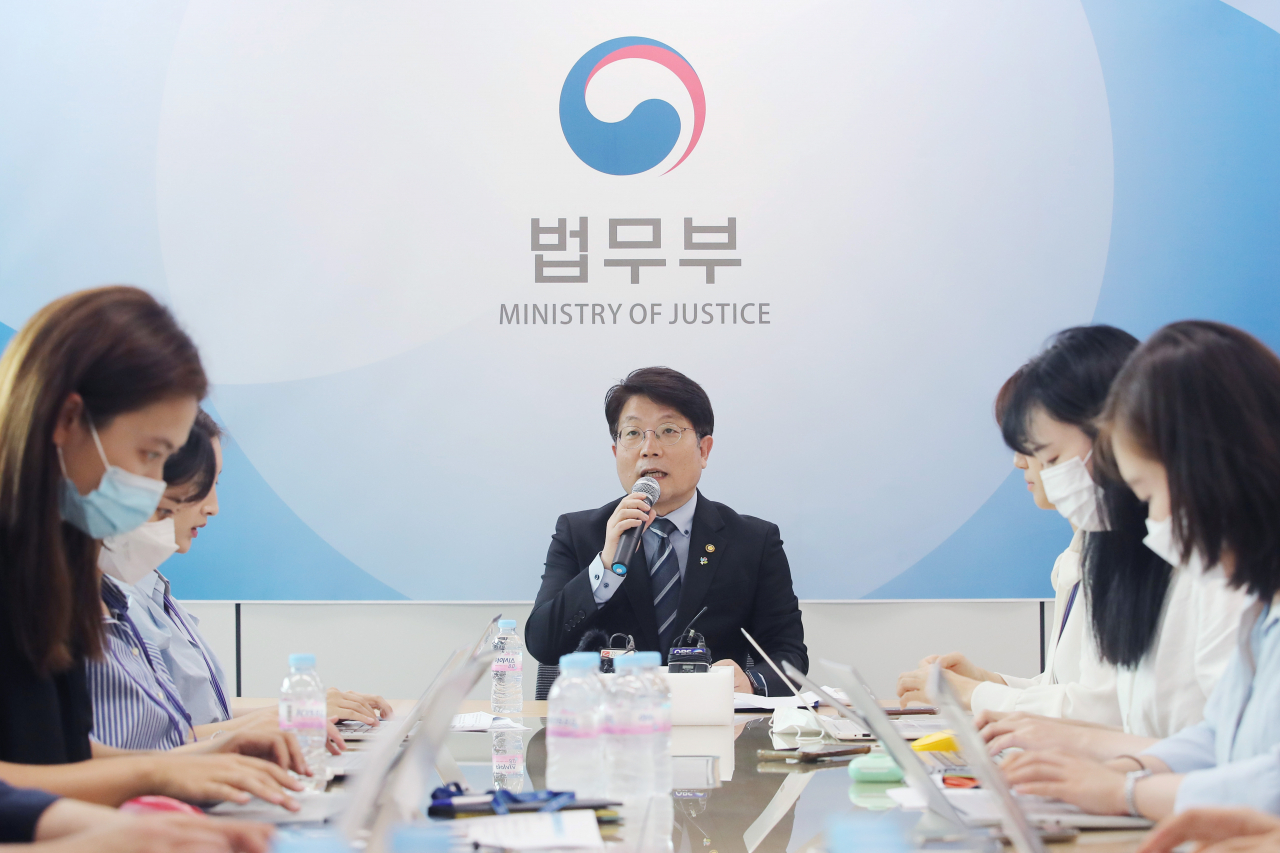 고기영 법무부 차관이 지난달 10일 오후 서울 서초구 서울고검에서 다중대표소송 도입, 감사위원 분리 선임 등을 골자로 하는 상법 개정안 관련 개요를 발표하고 있다. [연합]