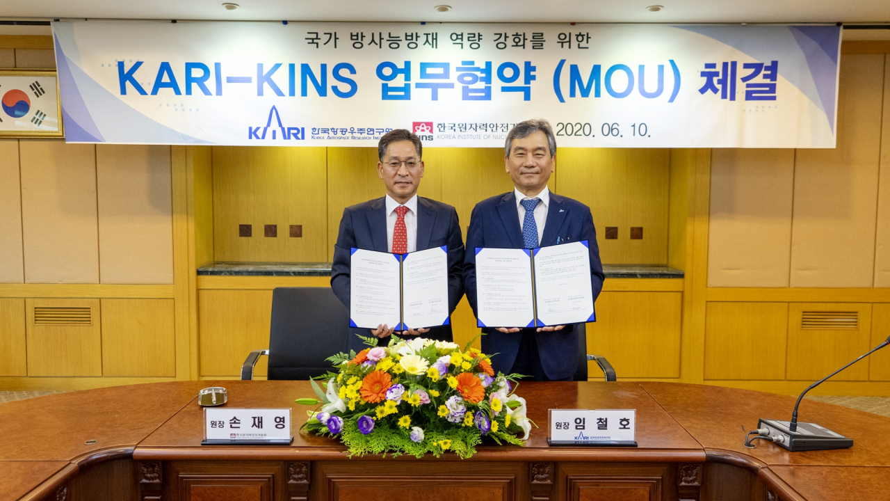 손재영(왼쪽) KINS 원장과 임철호 항우연 원장이 협약 후 기념촬영을 하고 있다.[KINS 제공]