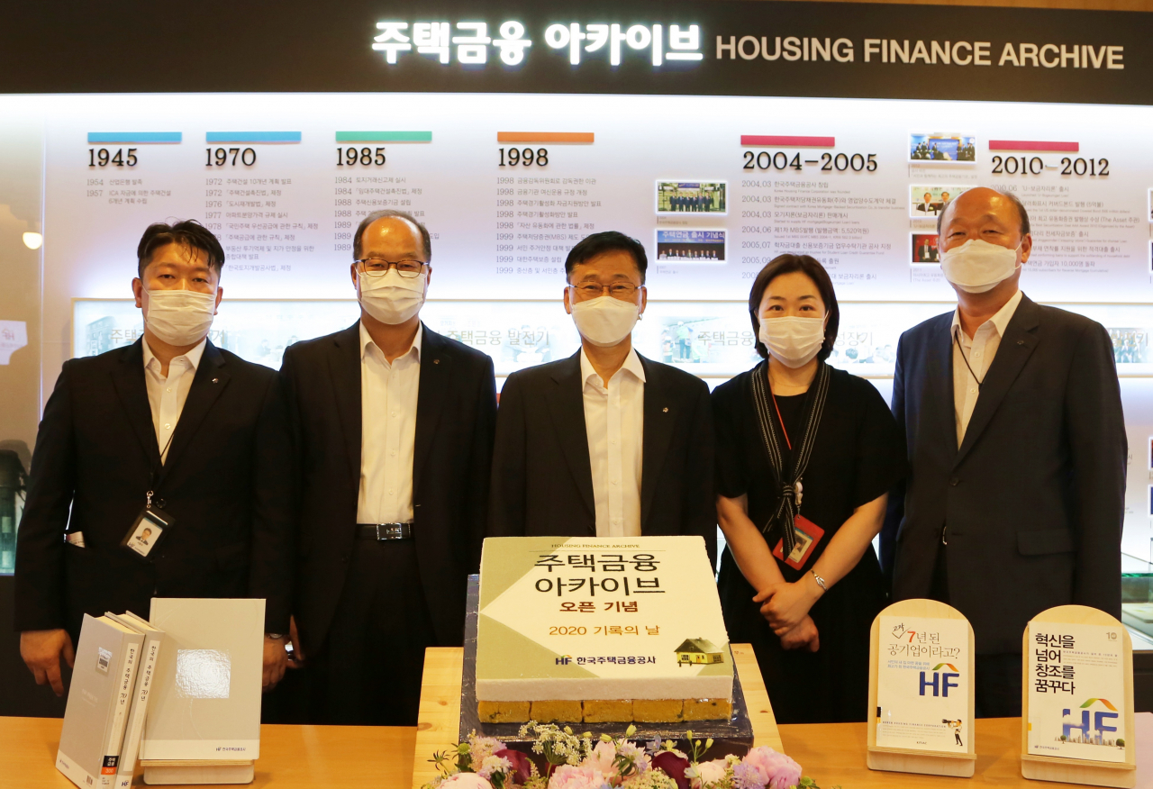 [사진=이정환 주택금융공사 사장(가운데)과 김민호 주택금융공사 부사장(왼쪽에서 두 번째)이 10일 부산시 남구 부산국제금융센터 본사에서 ‘주택금융 아카이브’ 개관식을 가진 뒤 기념촬영을 하고 있다.]