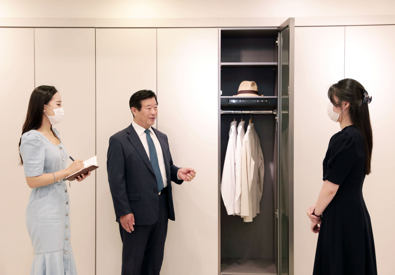 김경수(가운데) 에몬스가구 회장이 직접 대리점 판매 책임자에게 의류관리기 스타일존S을 설명하고 있다. [에몬스가구 제공]