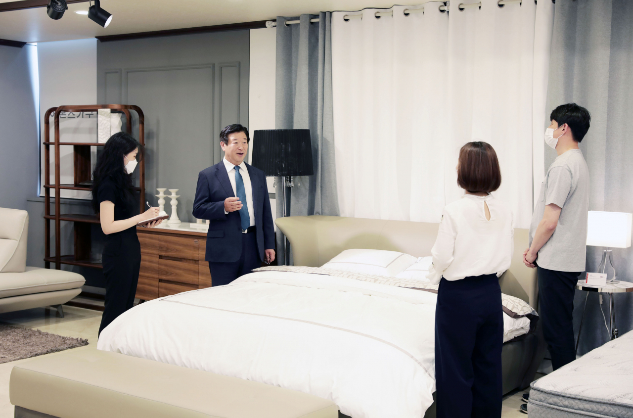 10일 인천 남공공단 본사에서 열린 품평회에서 대리점주에게 샤론 침대를 설명하는 김경수(왼쪽 두번째) 에몬스가구 회장. [에몬스 제공]