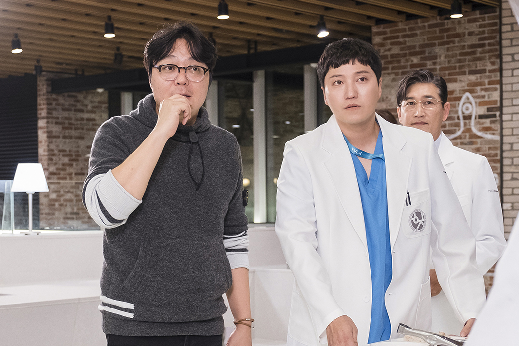 Producer Shin Won-ho (left) and actor Kim Dae-myung (tvN)