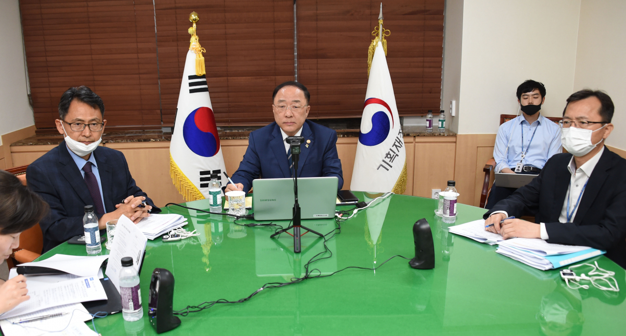 홍남기 부총리 겸 기획재정부 장관이 10일 저녁 서울 광화문 정부서울청사에서 '제1차 OECD 장관급 이사회 라운드테이블' 화상회의에 참석하고 있다. 이날 회의에서 홍 부총리는 코로나19 위기 극복을 위한 국제사회의 공조 필요성을 역설하고, 취약계층 보호·경제회복 촉진·이후 사전대비 등 ‘3P’ 대응전략을 제시했다. [기획재정부 제공]