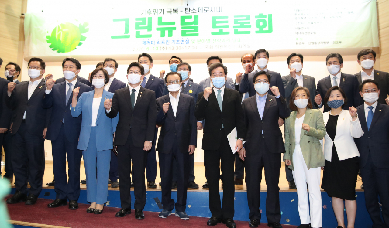 이해찬 더불어민주당 대표와 이낙연 코로나19 국난극복위원장 등이 10일 오후 국회 의원회관에서 열린 기후 위기 극복 탄소제로시대를 위한 그린뉴딜토론회에서 기념촬영을 하고 있다. [연합]