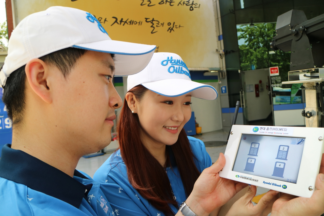 현대오일뱅크 주유소 운영자가 자사 누유감지 시스템 ‘현대홈즈’를 통해 누유 여부를 모니터링하고 있다. [현대오일뱅크 제공]