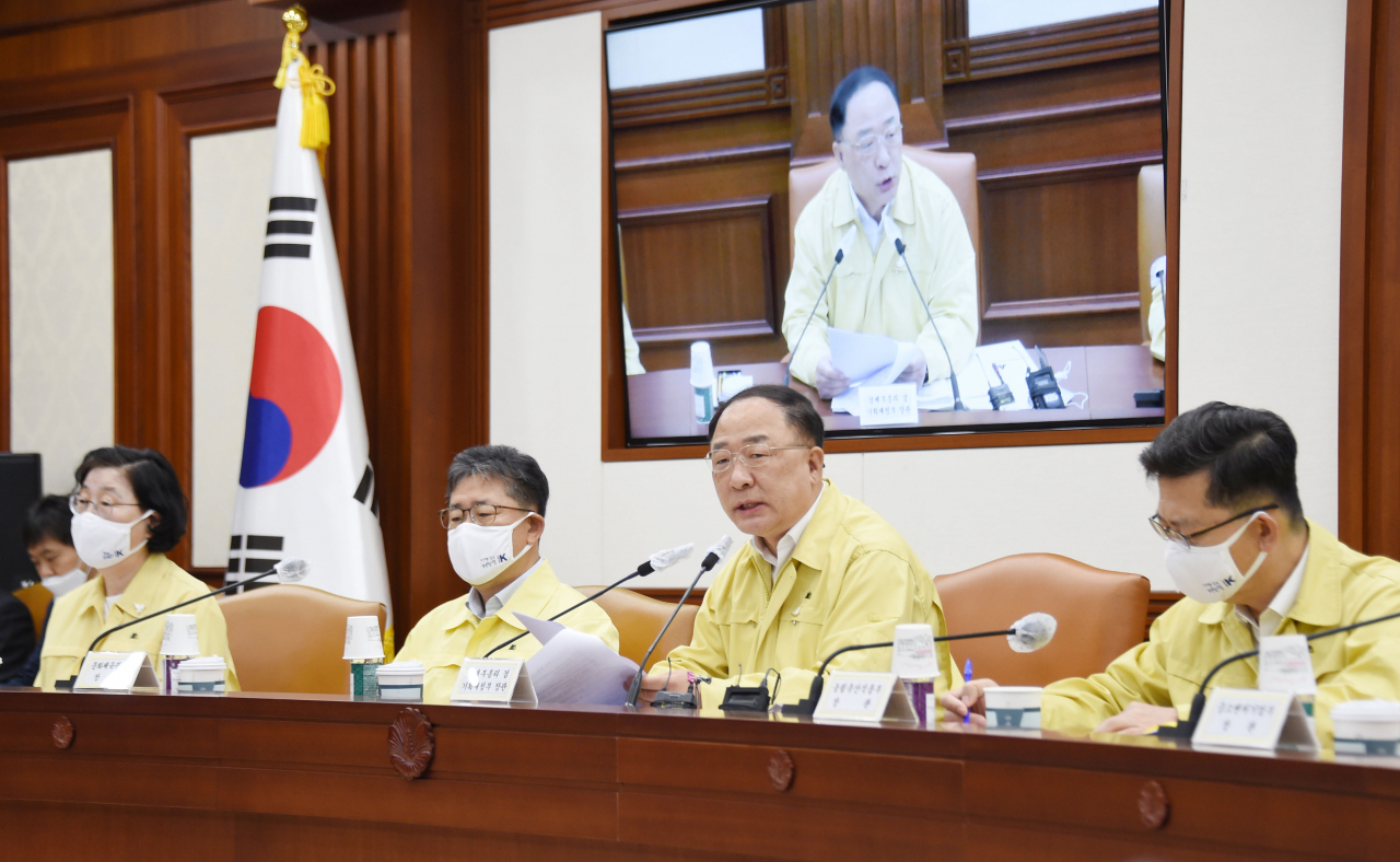 정부가 최근 경제상황에 대해 내수 위축세 완화와 고용 감소폭 축소 등을 근거로 “실물경제 하방위험이 다소 완화되고 있다”고 평가하면서 정부의 상황인식이 안이한 것 아니냐는 지적을 받고 있다. 홍남기 부총리 겸 기재부 장관이 11일 서울 광화문 정부서울청사에서 ‘제6차 비상경제 중앙대책본부(중대본) 회의’를 주재하고 있다. [기획재정부 제공]