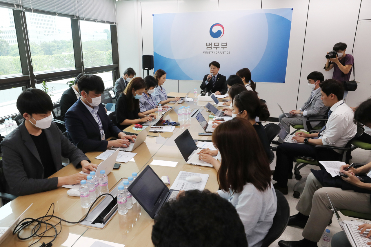 고기영 법무부 차관이 10일 오후 서울 서초구 서울고검에서 다중대표소송 도입, 감사위원 분리 선임 등을 골자로 하는 상법 개정안 관련 개요를 발표하고 있다. [연합]