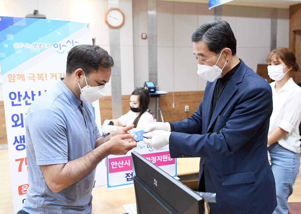 윤화섭 안산시장이 지난달 11일 외국인 주민에게 다온카드를 건네고 있다. [안산시 제공]