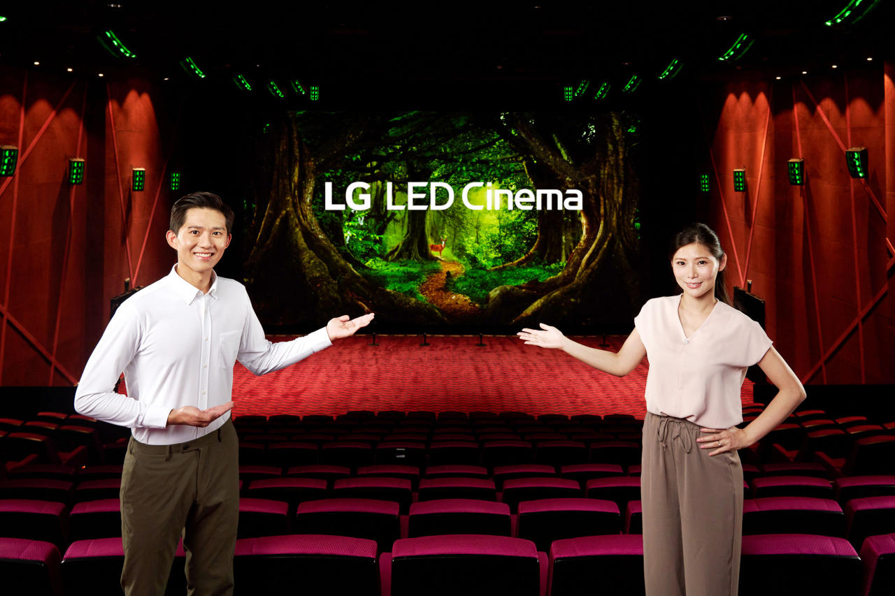 LG전자 모델이 대만 영화관 체인 ‘쇼타임 시네마’의 LED 상영관에 적용한 'LG LED 시네마 디스플레이'를 소개하고 있다.[LG전자 제공]