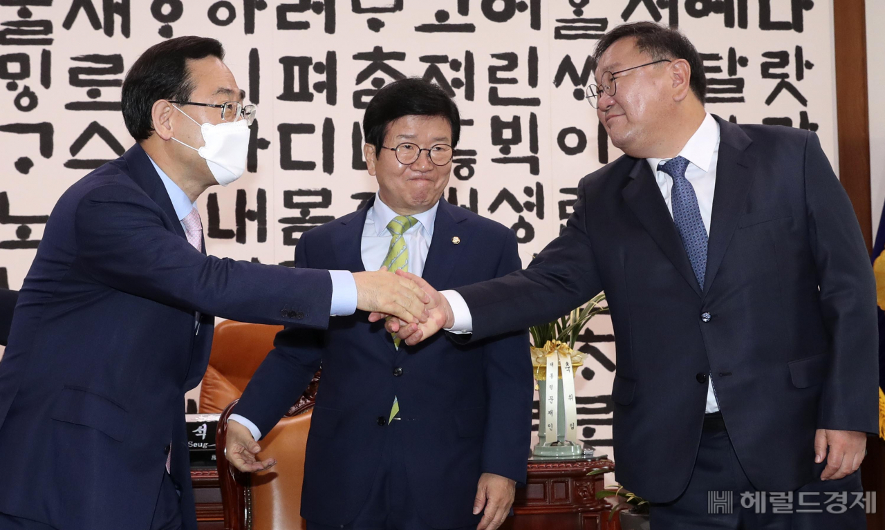 김태년 민주당 원내대표(오른쪽)와 주호영 통합당 원내대표가 11일 오전 국회의장실에서 열린 여야 원내대표 회동에서 인사하고 있다. 가운데는 박병석 국회의장. 이상섭 기자 babtong@heraldcorp.com