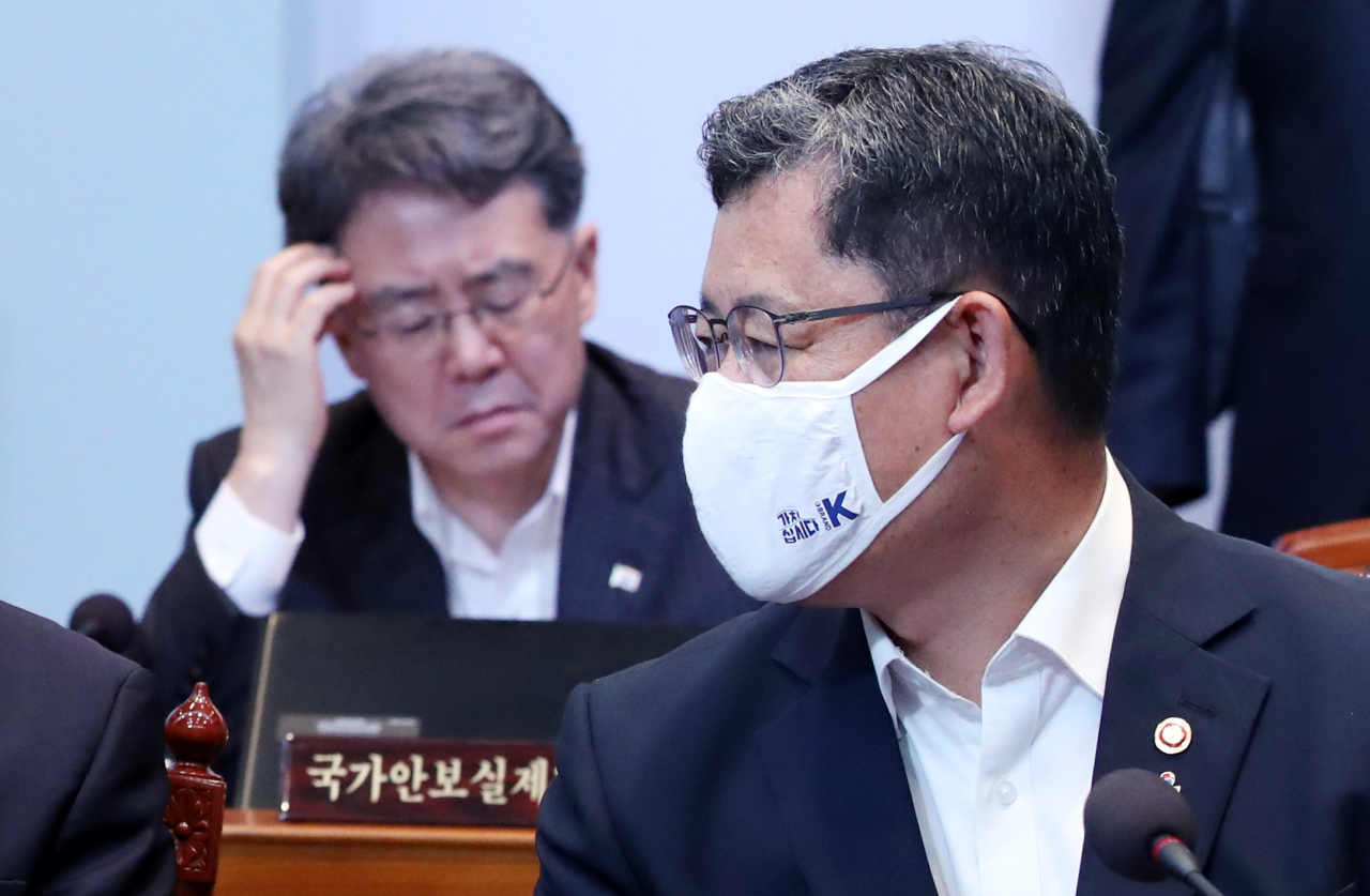 통일부는 11일 북한이 반발하는 대북전단 살포를 주도해온 탈북민단체에 대해 이날, 늦어도 이번 주 내 고발하겠다고 밝혔다. 김연철 통일부장관과 김현종 청와대 국가안보실 2차장이 9일 청와대에서 열린 국무회의에 참석한 모습. [연합]