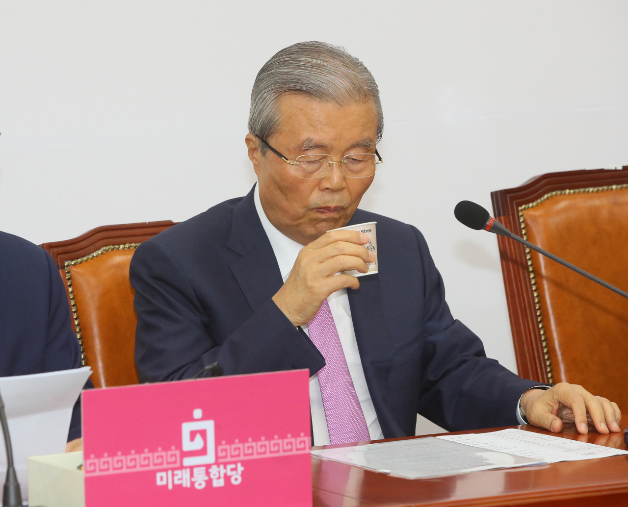 김종인 미래통합당 비상대책위원장이 11일 국회에서 열린 비상대책위원회의에서 물을 마시고 있다. [연합]
