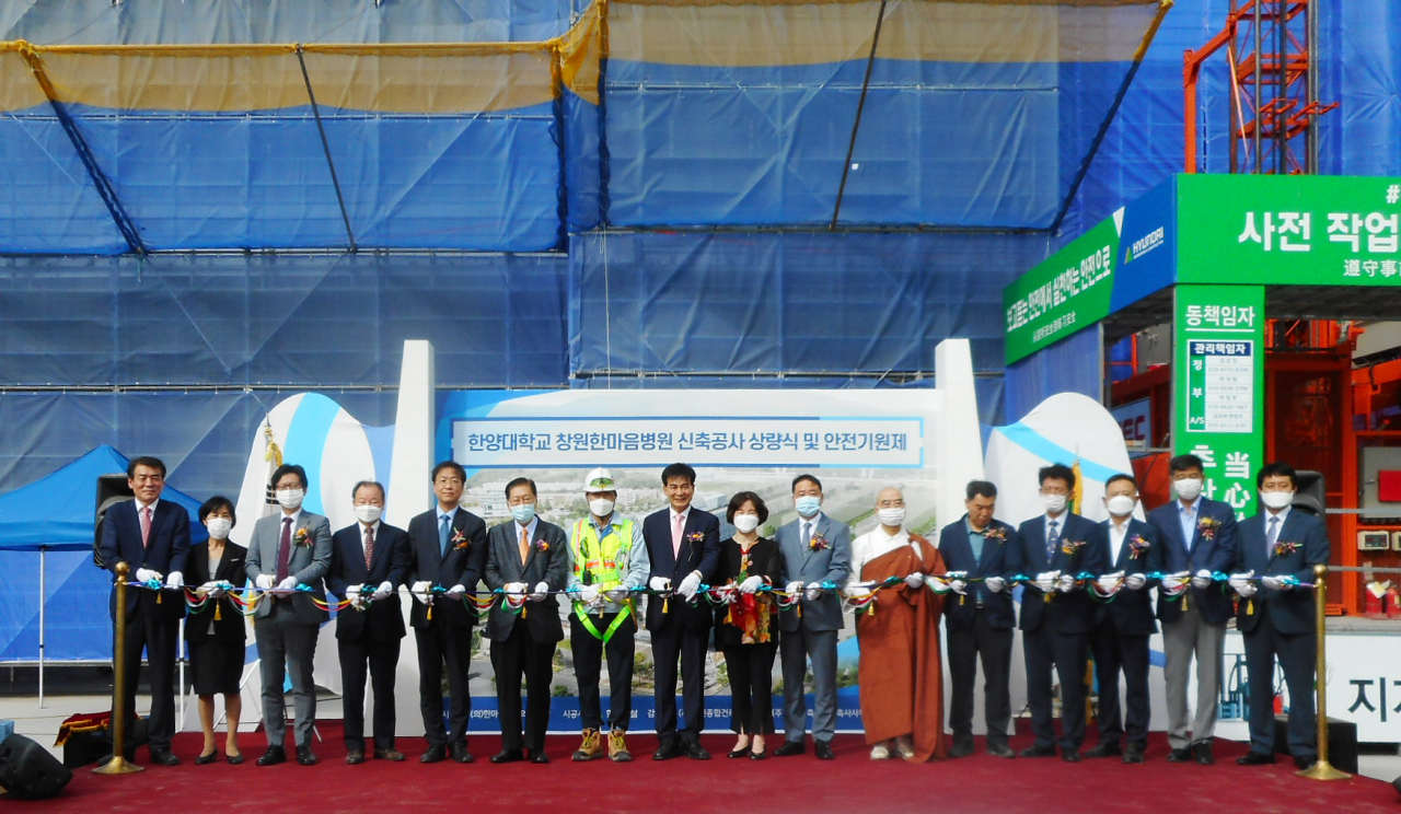 지난 10일 경남 창원시 의창구 사림동 한양대학교 한마음국제의료원 현장에서 개최한 상량식 사진. 왼쪽 다섯 번째부터 순서대로 현대건설 건축사업본부 김용식 본부장, 박성수 의료원장,현대건설 성양택 현장소장, 창원한마음병원 하충식 이사장, 최경화 의료원장. [현대건설 제공]