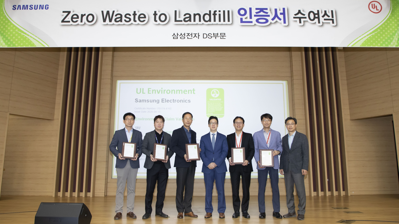 지난달 말 열린 삼성전자 국내 5개 반도체 사업장 대상 '폐기물 매립 제로' 인증 수여식에서 장성대(왼쪽 세번째) 삼성전자 DS부문 환경안전센터장 전무와 정현석(왼쪽 네번째) UL코리아 대표가 기념사진을 찍고 있다. [삼성전자 제공]