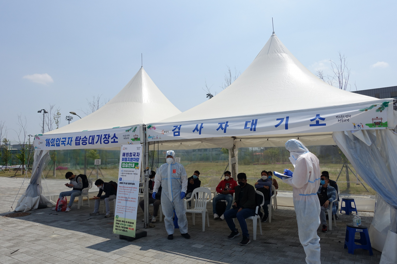 해외입국자가 차량 탑승 전 코로나19 검사를 받기 위해 대기하고 있다. [화성시 제공]