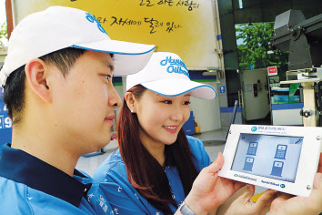 현대오일뱅크 주유소 운영자가 자사 누유감지 시스템 ‘현대홈즈’를 통해 누유 여부를 모니터링하고 있다. [현대오일뱅크 제공]
