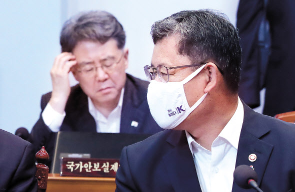 통일부는 11일 북한이 반발하는 대북전단 살포를 주도해온 탈북민단체에 대해 이날, 늦어도 이번 주 내 고발하겠다고 밝혔다. 김연철 통일부장관과 김현종 청와대 국가안보실 2차장이 9일 청와대에서 열린 국무회의에 참석한 모습. [연합]