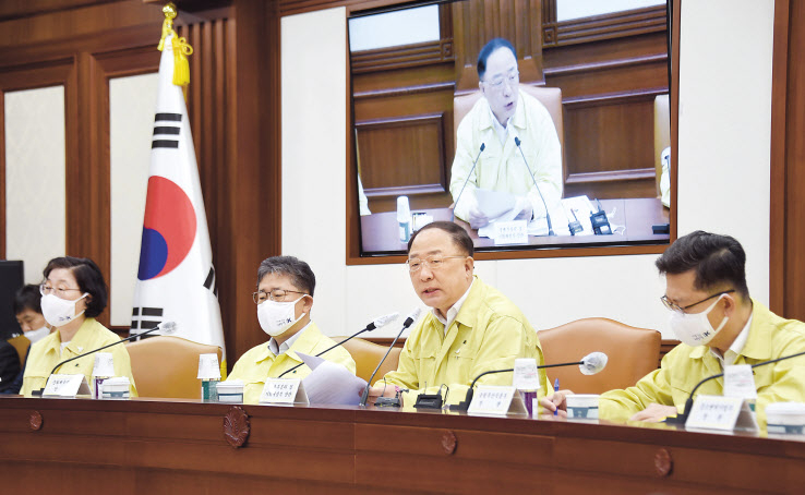 홍남기 부총리 겸 기획재정부 장관이 11일 서울 광화문 정부서울청사에서 ‘제6차 비상경제 중앙대책본부 회의’를 주재하고 있다. 이날 회의에서는 투자활성화 등 민간일자리 창출기반 강화방안 등이 논의됐다. [기획재정부 제공]