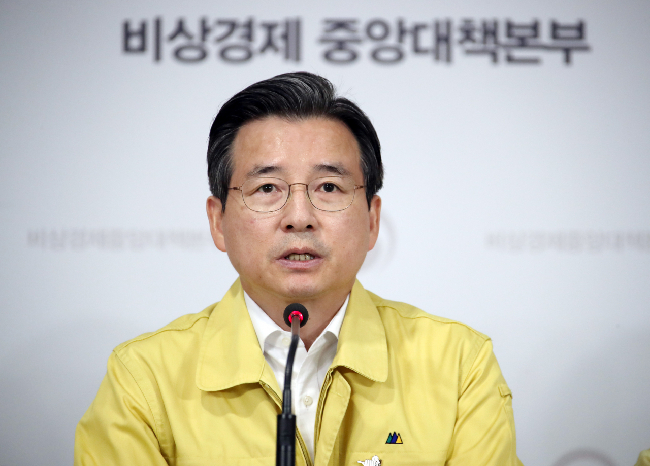 김용범 기획재정부 1차관이 11일 오전 정부서울청사에서 관계부처와 합동으로 제6차 비상경제 중앙대책본부(경제중대본) 회의 결과를 브리핑하고 있다. [연합]