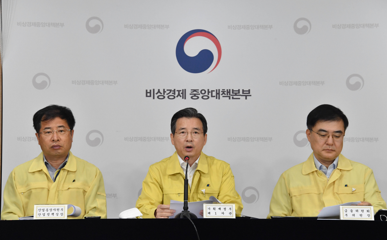 김용범 기획재정부 차관이 11일 서울 광화문 정부서울청사에서 열린 '제6차 비상경제 중앙대책본부 회의' 결과 브리핑에서 주요 내용을 발표하고 있다. 왼쪽부터 강경성 산업통상자원부 산업정책실장, 김용범 기획재정부 차관, 손병두 금융위원회 부위원장. [기획재정부 제공]