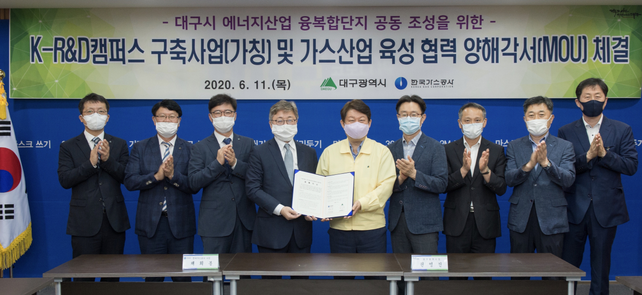 채희봉(왼쪽 네번째) 한국가스공사 사장이 11일 대구시청에서 열린 ‘K-R&D 캠퍼스 구축 및 에너지산업 융복합단지 조성’을 위한 양해각서 체결식에서 기념촬영을 하고 있다. [한국가스공사 제공]
