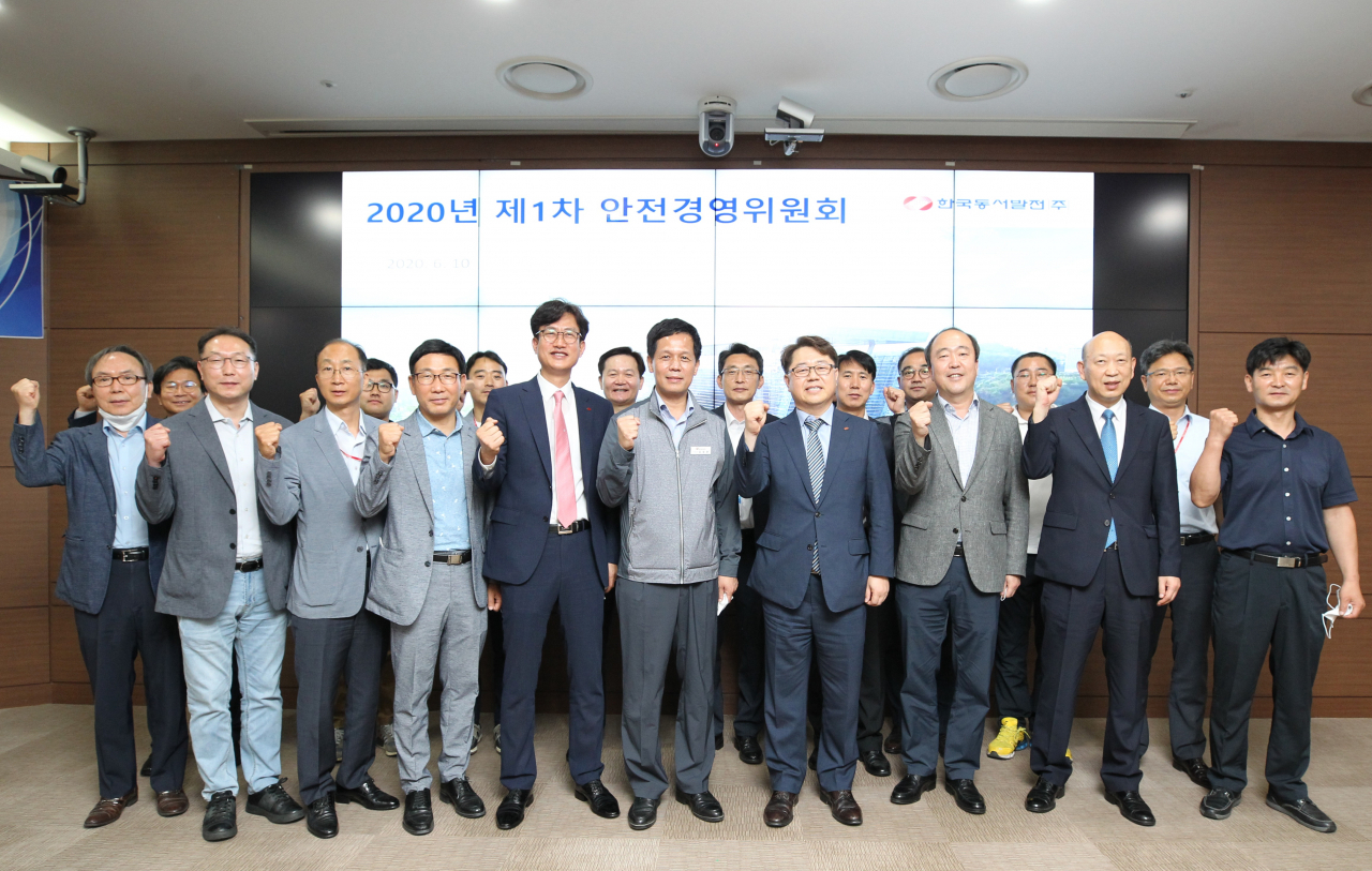 박일준(앞줄 오른쪽 네번째) 한국동서발전 사장이 11일 울산 중구 본사에서 열린 ‘2020년도 제1차 안전경영위원회’에서 기념촬영을 하고 있다. [한국동서발전 제공]
