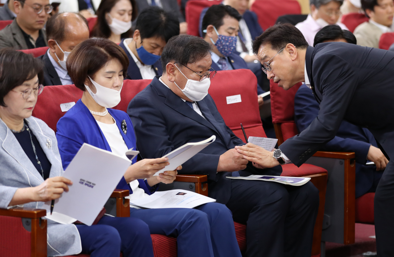 김태년 더불어민주당 원내대표와 위성곤 의원이 11일 오전 서울 여의도 국회 의원회관에서 열린 일하는 국회를 위한 국회 개혁과제 토론회에서 대화하고 있다. [연합]