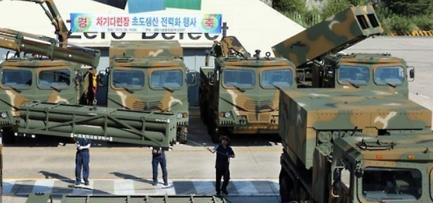 축구장 3배 면적을 단숨에 초토할 수 있는 차기다연장로켓 '천무'가 지난 2015년 8월 4일 오후 경남 창원에서 실전 배치를 앞두고 기동 시연을 펼치고 있다. 천무는 2009년부터 5년간 1314억원을 들여 개발한 차세대 포병 주력 무기로 사거리가 기존 차기다연장로켓(MLRS)인 구룡(130㎜ 무유도탄)보다 2배 이상 늘어난 80여㎞에 이른다.[연합]