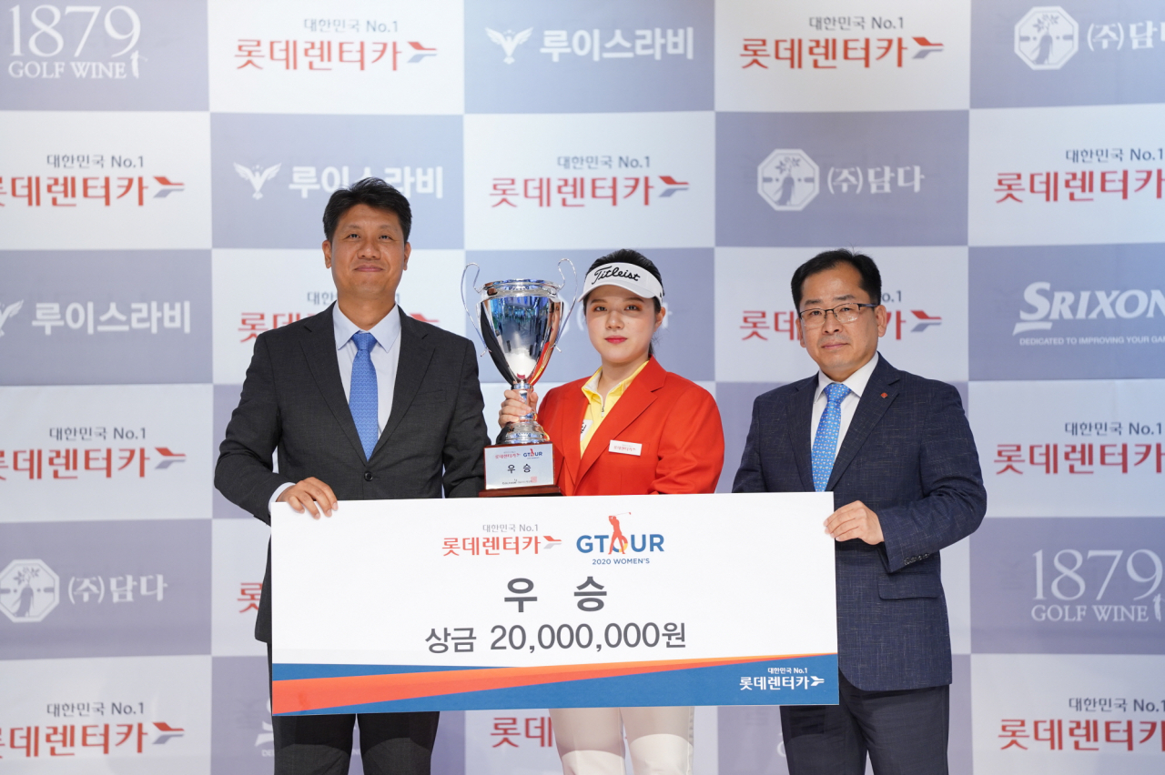 지난 달 24일 펼쳐진 ‘2020 롯데렌터카 GTOUR 여자대회 1차 결선’ 시상식에서 골프존 박강수 대표이사, 우승자 한지민, 롯데렌터카 김경봉 상무(이상 왼쪽부터).