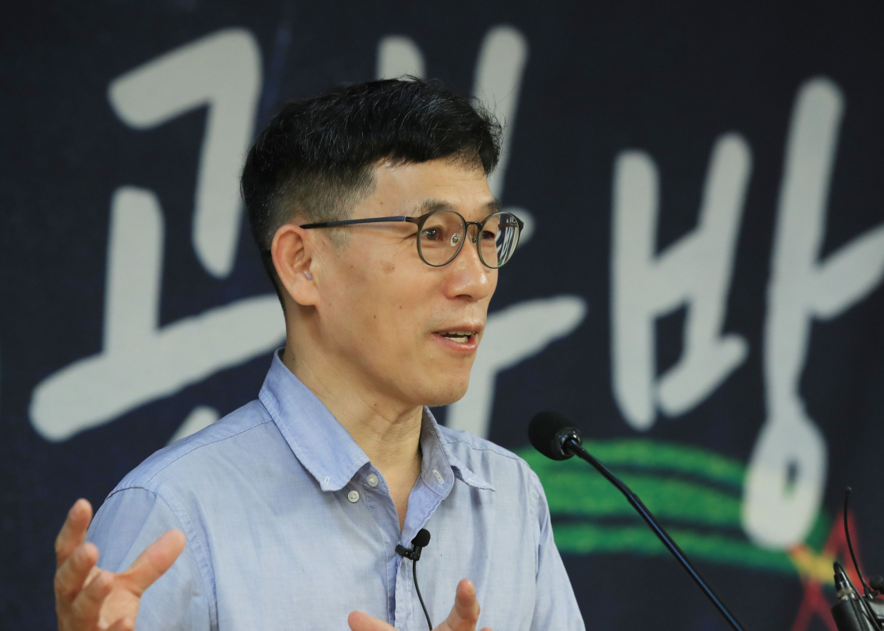 진중권 전 동양대 교수가 10일 오전 서울 여의도 국회 의원회관에서 열린 온국민공부방 제1강 '우리 시대의 정의란 무엇인가'에서 강연하고 있다. [연합]