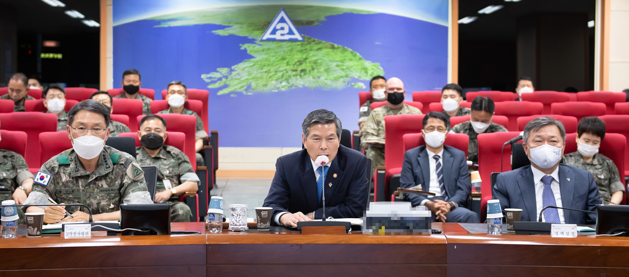 정경두 국방부 장관이 11일 오전 2작전사령부 지휘통제실에서 2작전사령부와 사령부 예하 주요지휘관 및 참모들과의 화상회의(VTC)를 통해 현행작전태세를 점검하고 있다. [국방부 제공. 재판매 및 DB 금지] 연합뉴스