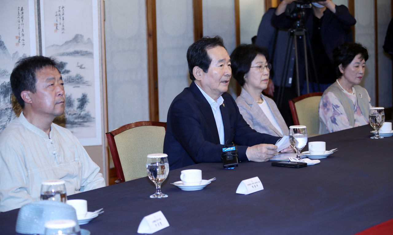 정세균(왼쪽 두번째) 국무총리가 11일 서울 삼청동 총리공관에서 고 이한열 열사의 어머니인 배은심 전국민족민주유가족협의회(유가협) 명예회장을 비롯해 민주주의 발전 유공자 11명을 만나 오찬을 하며 발언하고 있다. [연합]