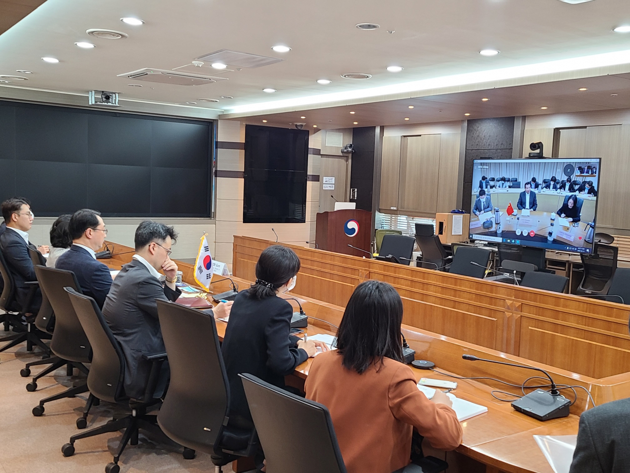 김건 외교부 차관보가 11일 자오후이(羅照輝) 중국 외교부 부부장이과 ‘한중 고위관리 화상회의’를 진행하고 있다. [외교부 제공]