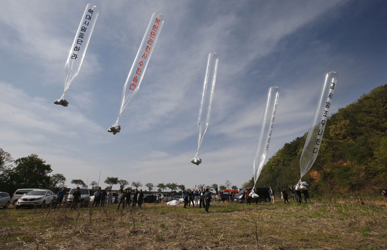 A file photo of NGOs sending balloons carrying leaflets to North Korea from Paju, Gyeonggi Province in 2016. Yonhap