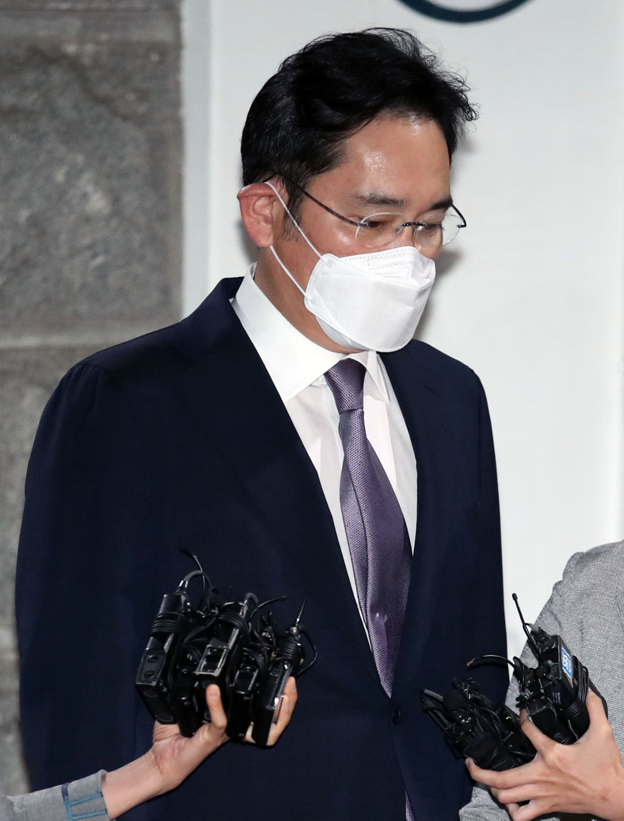 삼성 경영권 승계 과정에서 불법행위 관여 혐의 의혹에 대한 구속영장이 기각된 이재용 삼성전자 부회장이 9일 오전 경기도 의왕 서울구치소를 나서고 있다. 연합뉴스
