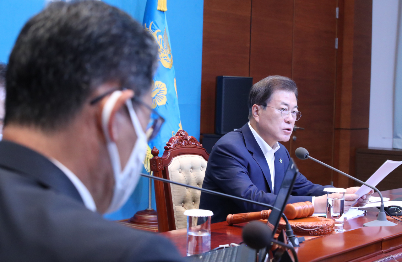 북한은 13일 전날 장금철 통일전선부장 담화에 이어 권정근 외무성 미국담당국장 담화를 통해 대남비난공세를 이어갔다. 권 국장은 남측이 한반도 비핵화를 논할 신분이 안된다고 주장했다. 문재인 대통령이 지난 9일 오전 청와대에서 열린 국무회의에서 발언하고 있다. 왼쪽은 김연철 통일부장관. [연합]