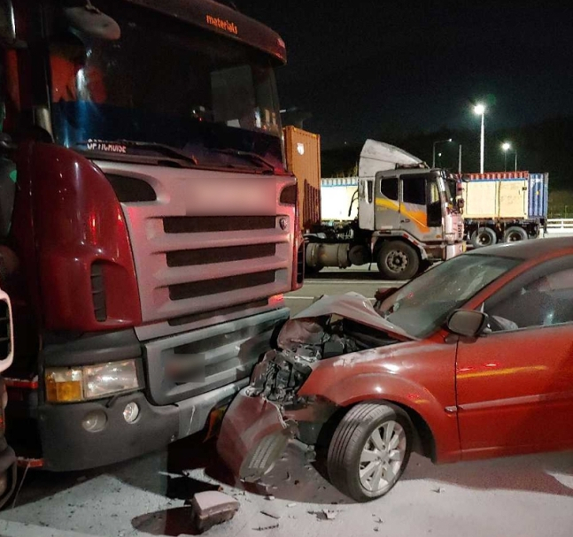 지난 3월 26일 부산 금정구에서 한 고등학생이 무면허 운전으로 화물차를 들이받는 사고를 냈다.[부산지방경찰청 제공]