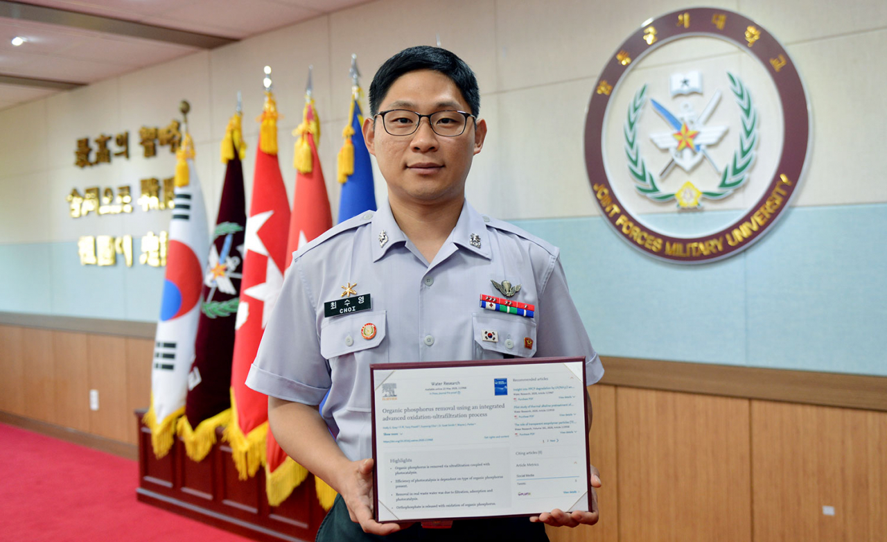 세계적 과학저널 '워터 리서치'에 논문이 등재된 합동군사대학교 최수영 소령.[사진=육군]