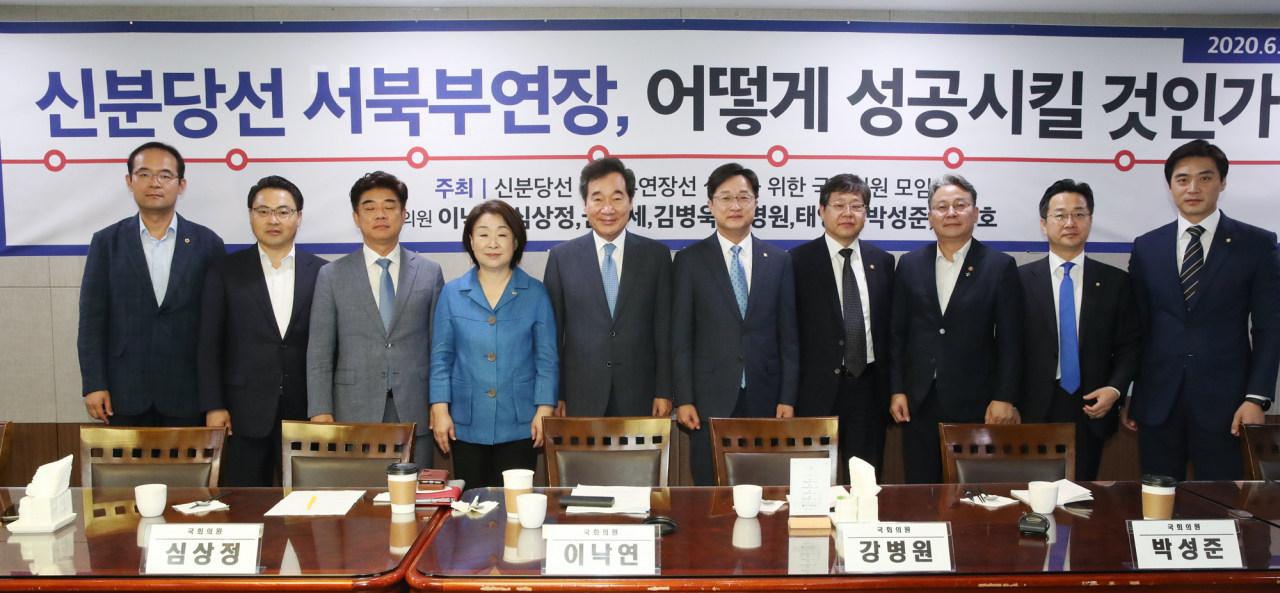 12일 오전 서울 여의도 국회 의원회관에서 열린 신분당선 서북부연장을 위한 국회의원 조찬 모임에서 이낙연 더불어민주당 코로나19 국난극복위원장과 심상정 정의당 대표 등이 기념촬영을 하고 있다. [연합]